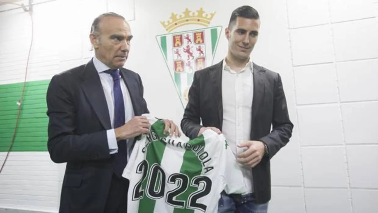 Guardiola y Oliver posan con la camiseta del Córdoba