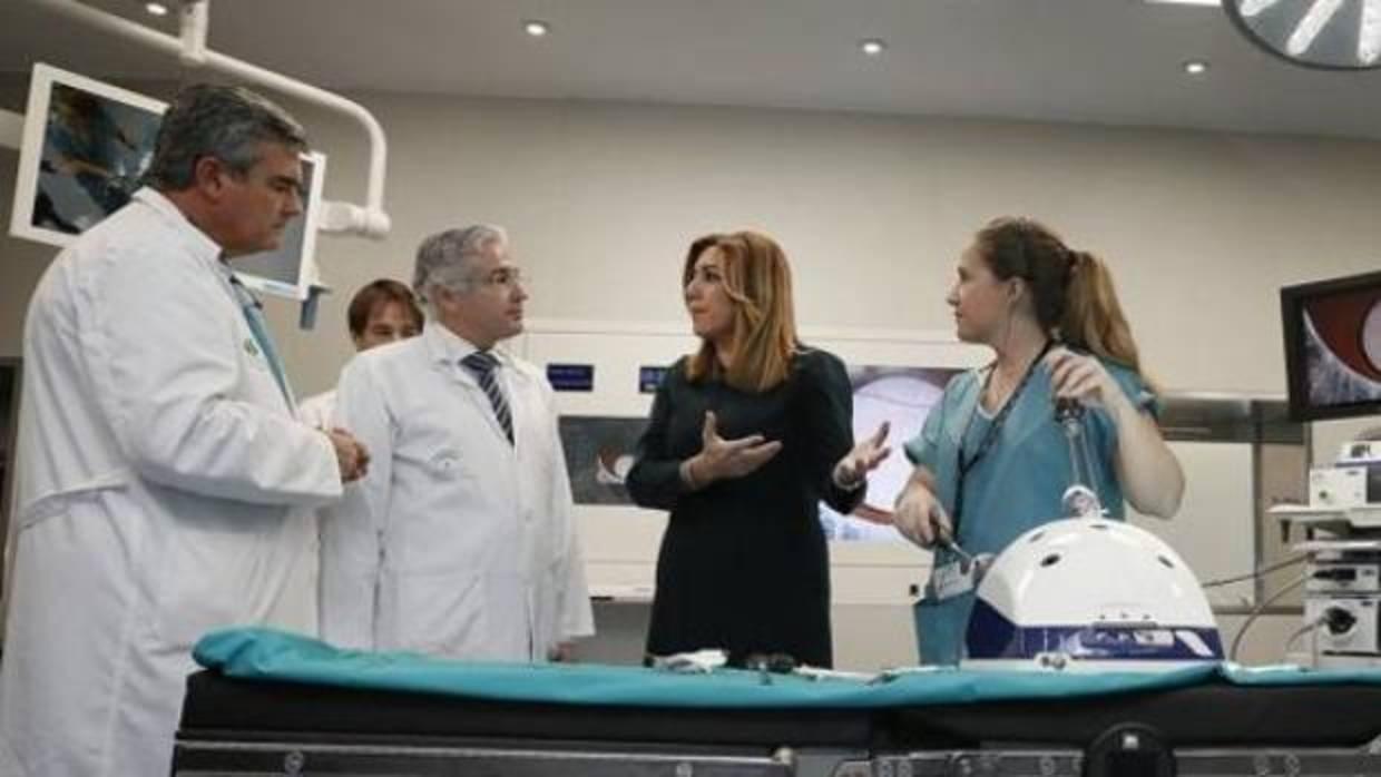 Susana Díaz visita un hospital andaluz.
