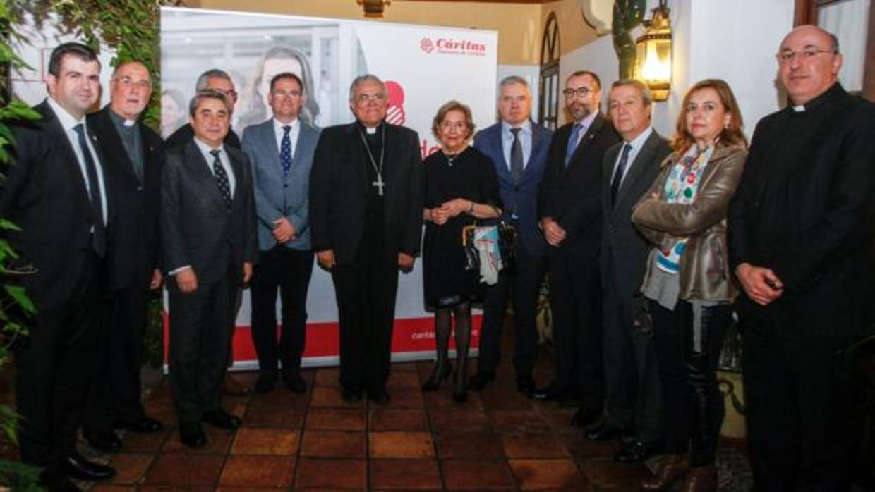 Foto de familia de los premiados por Cáritas de Córdoba junto al obispo