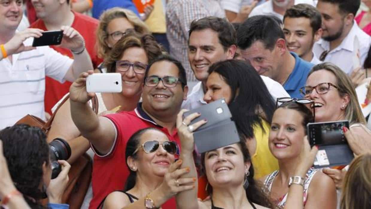 «Selfie» con Albert Rivera en un mitin de Ciudadanos en Córdoba