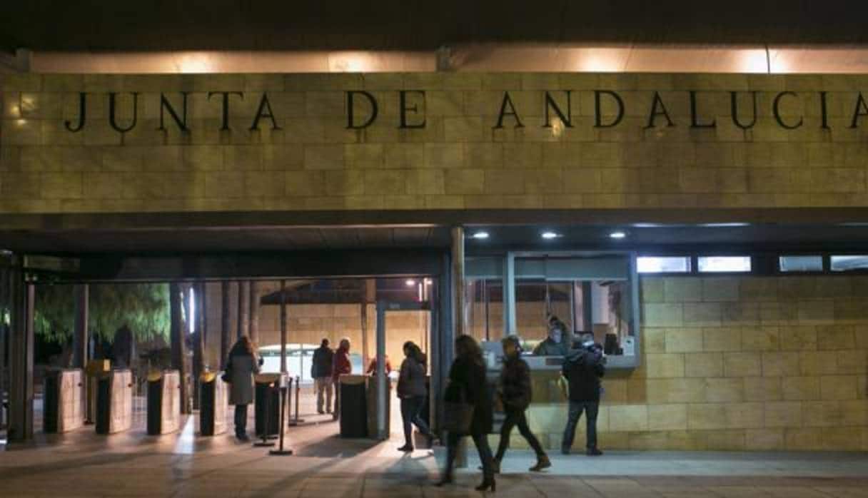 Funcionarios entrando a trabajar en el edificio de Torretriana en Sevilla