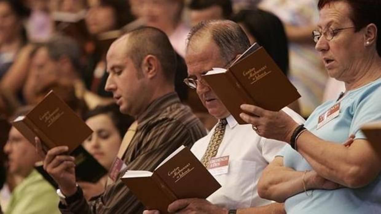 Testigos de Jehová, en una asamblea.