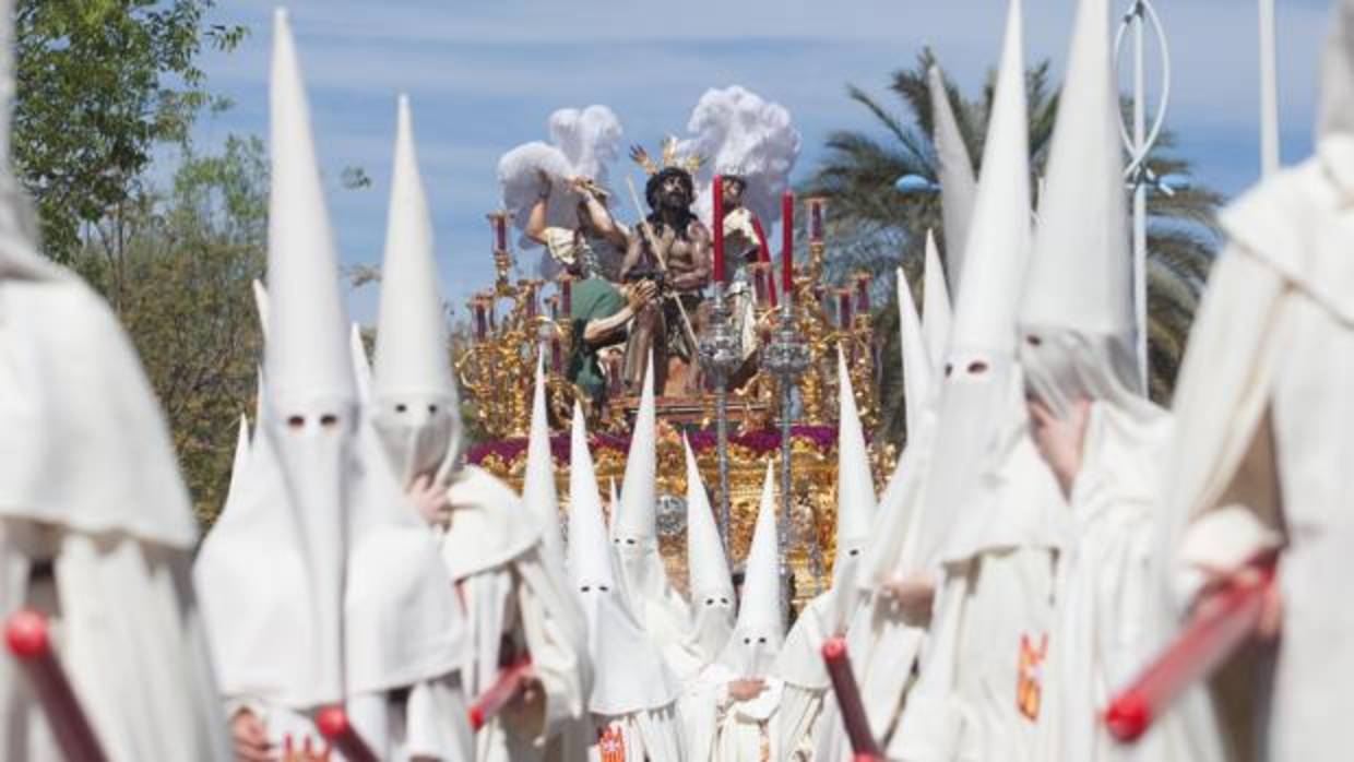 El Señor de la Coronación de Espinas, por la avenida Agrupación Córdoba