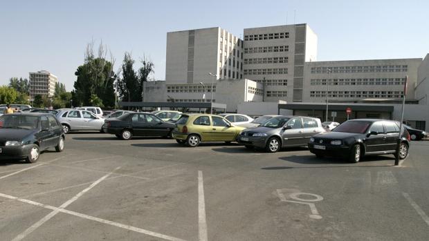 El hospital Reina Sofía de Córdoba refuerza la seguridad del parking por una oleada de robos