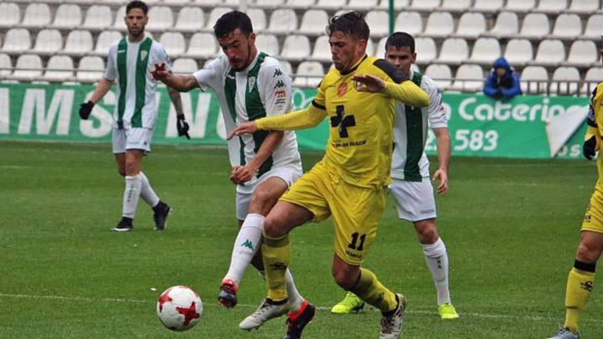 Alberto Quiles pelea la pelota con Luismi en el Córdoba B-Lorca Deportiva