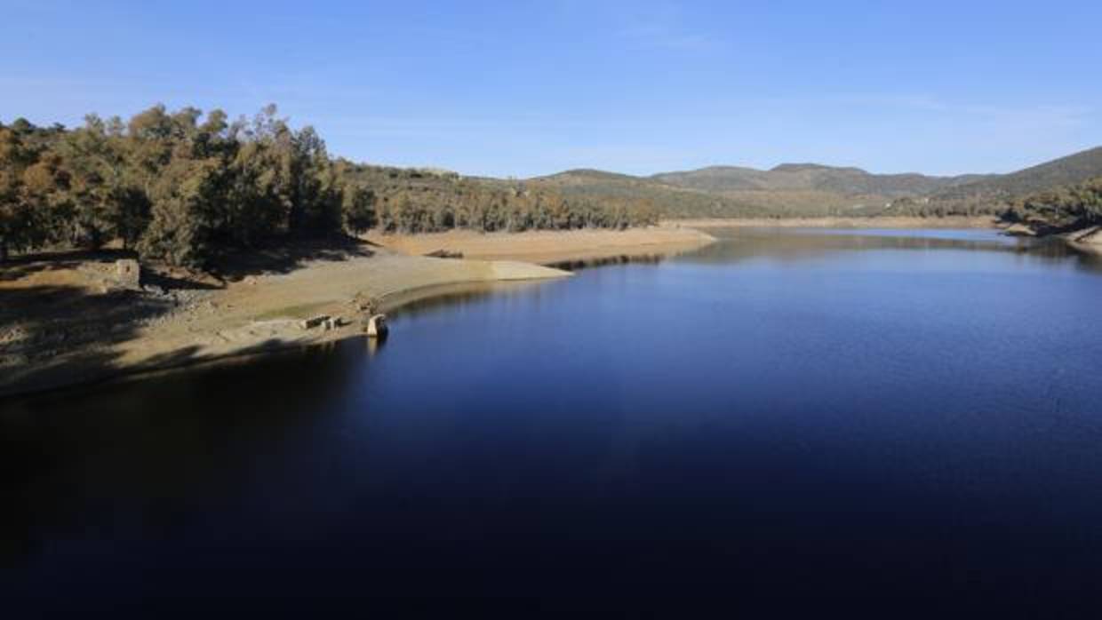 Embalse del Guadalmellato antes de que comenzarán a caer las lluvias de las últimas semanas