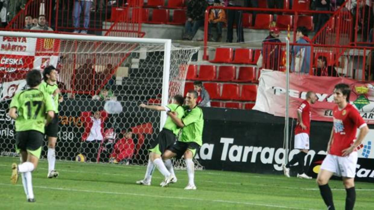 Arthuro abraza a Juanlu tras el empate en 2008