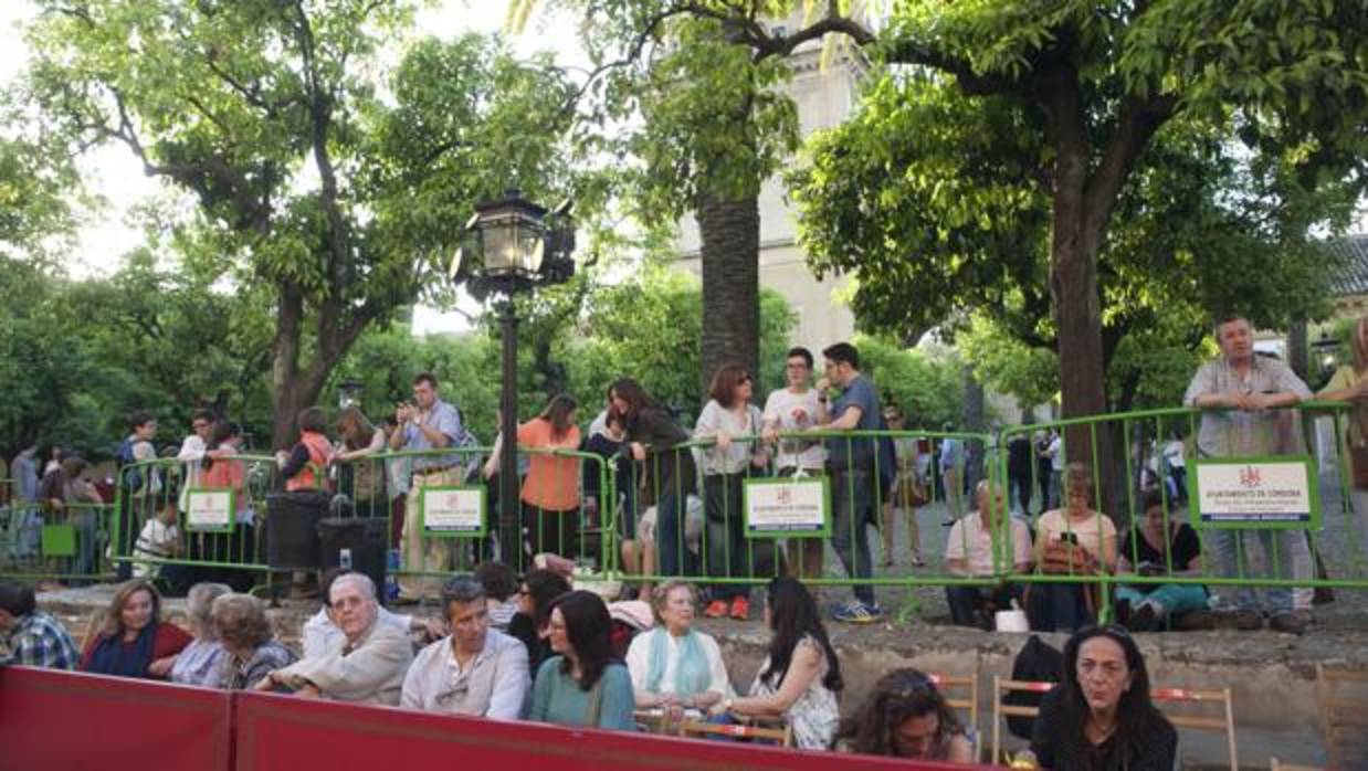 Público en el Patio de los Naranjos en la Semana Santa de Córdoba de 2017