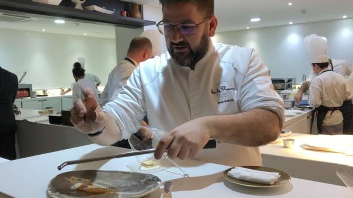 Dani García en su cocina durante el menú