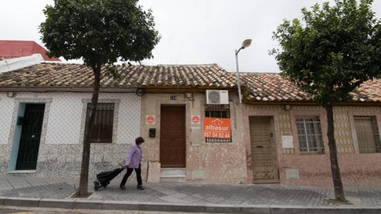 Cartel de «se vende» en la calle Beato Henares de Fray Albino