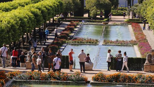 Turistas en los jardines del Alcázar de los Reyes Cristianos de Córdoba