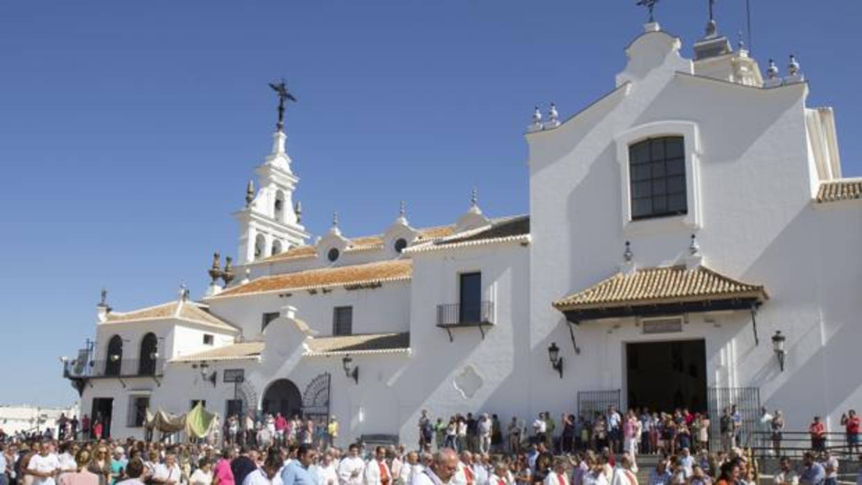 La ermita de la Virgen del Rocío recibe millones de visitantes al año