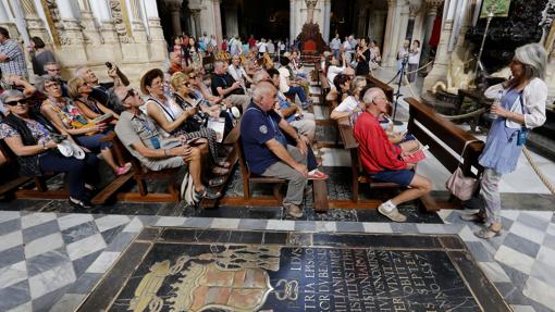 Un grupo de turistas atiende a la explicaciones de su guía en la Mezquita-Catedral