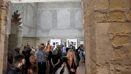 Un grupo de turistas observa la Sinagoga de Córdoba