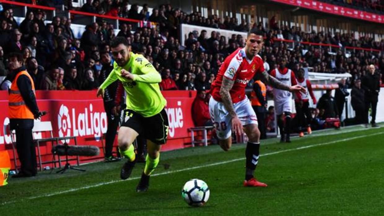 Javi Galán llega por la banda en el último partido ante el Nástic