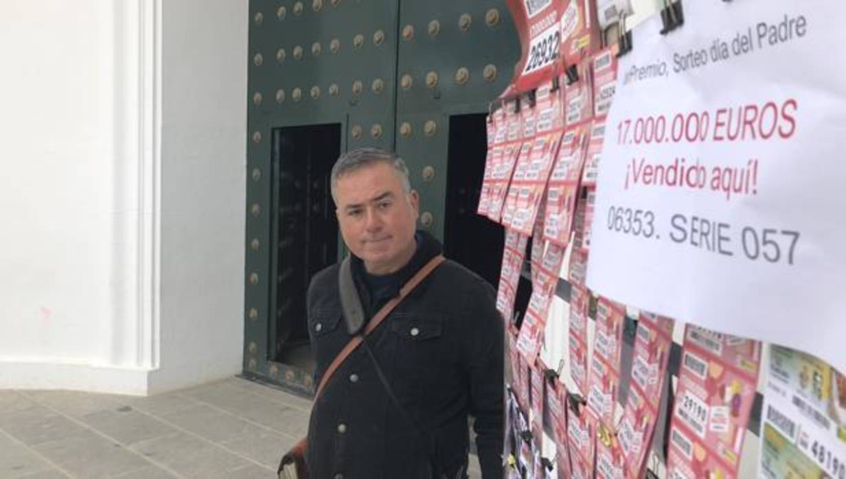 Mario Rodríguez ante la puerta del Santuario del Rocío