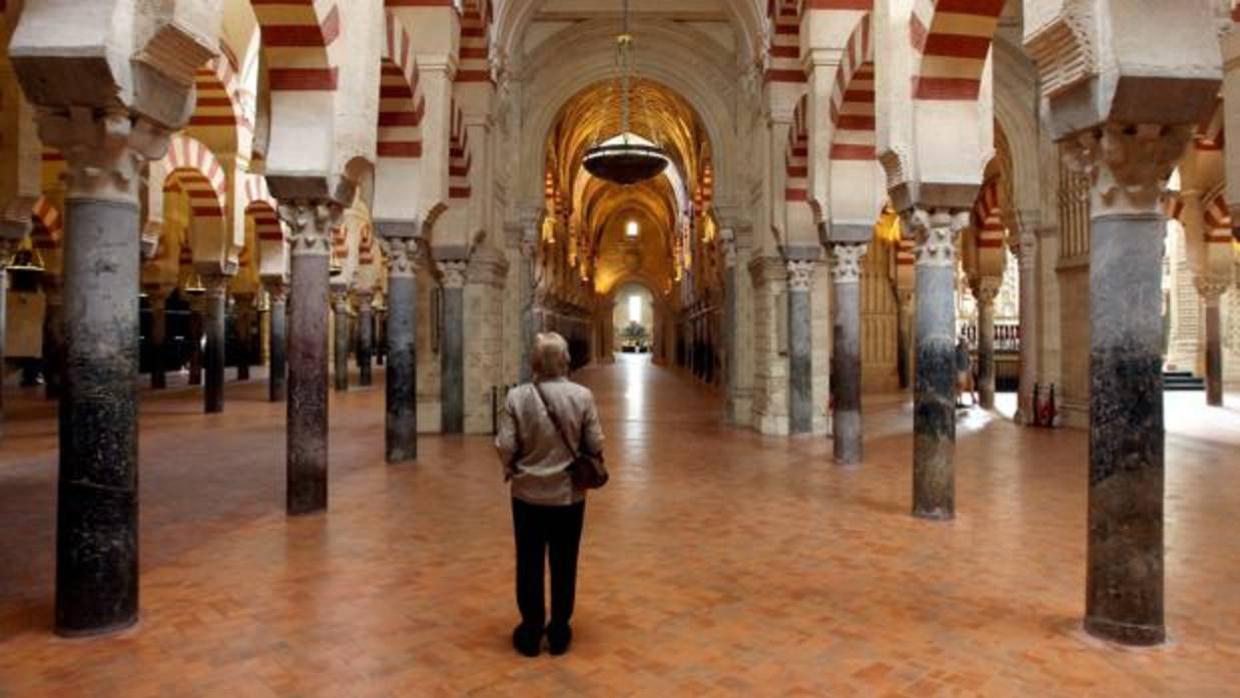 Un turista en el bosque de columnas de la Mezquita-Catedral de Córdoba