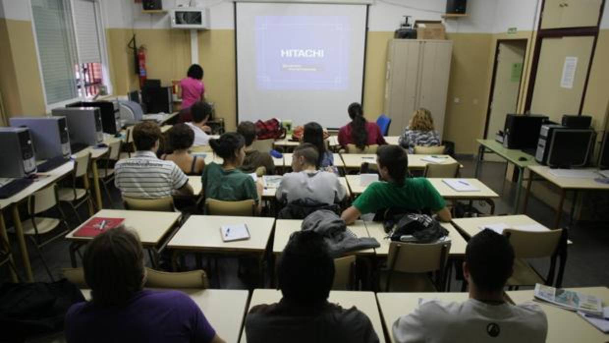 Alumnos atienden la lección de un profesor