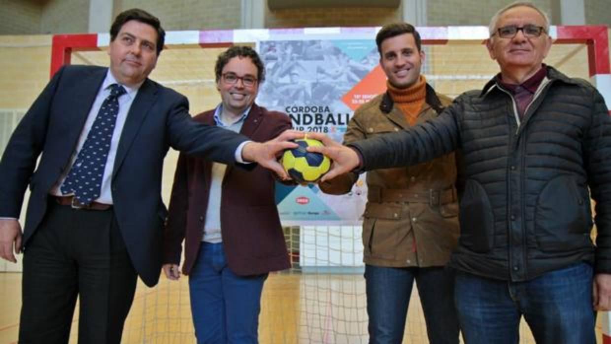 Autoridades y organizadores, durante la presentación de la X Handball Cup en Córdoba