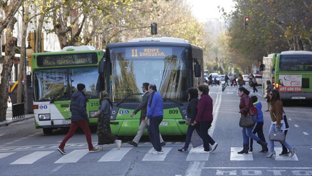 La alcaldesa de Córdoba dice que el cierre al tráfico privado de Ronda de los Tejares «no está en la agenda»