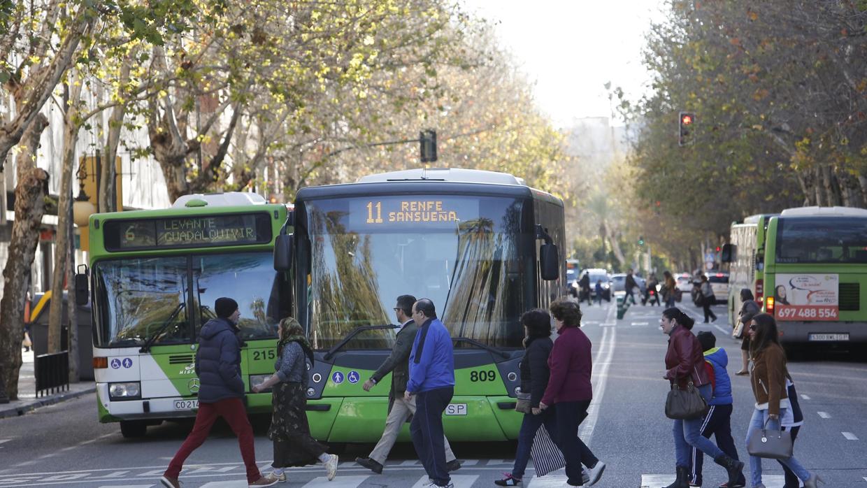 La alcaldesa de Córdoba dice que el cierre al tráfico privado de Ronda de los Tejares «no está en la agenda»