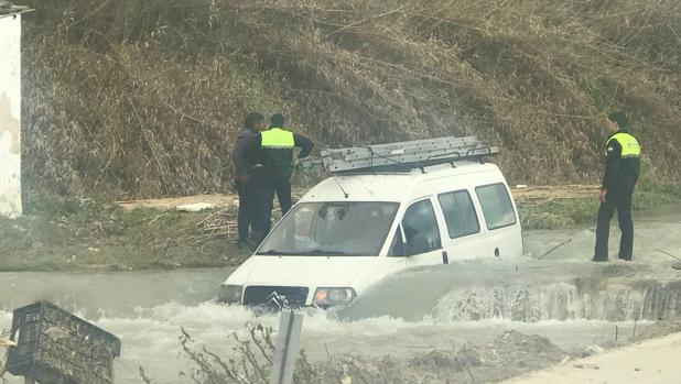Un conductor queda atrapado con su coche en el río Cabra