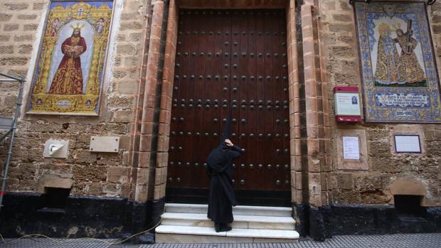 La lluvia rompe el Viernes de Dolores en Cádiz