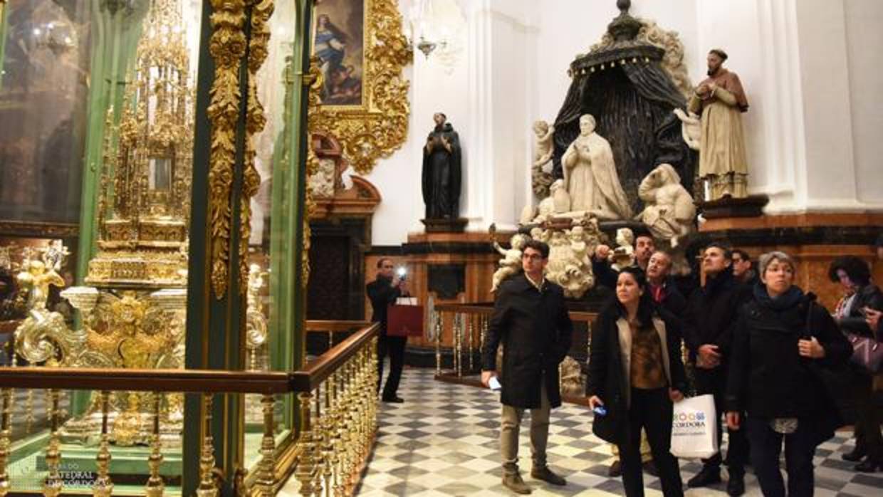 Pedro García, con la comitiva del embajador, en la Mezquita-Catedral