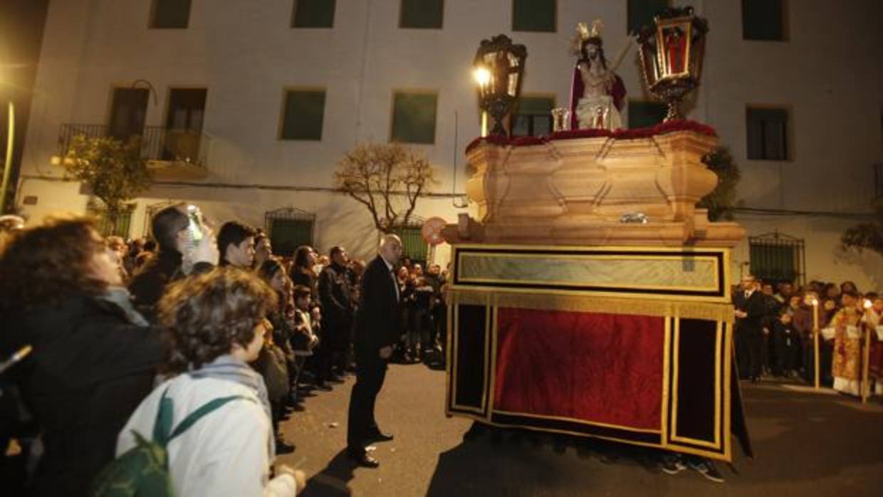 La Virgen de la O, bajo su paso de palio, en el Sábado de Pasión de Córdoba