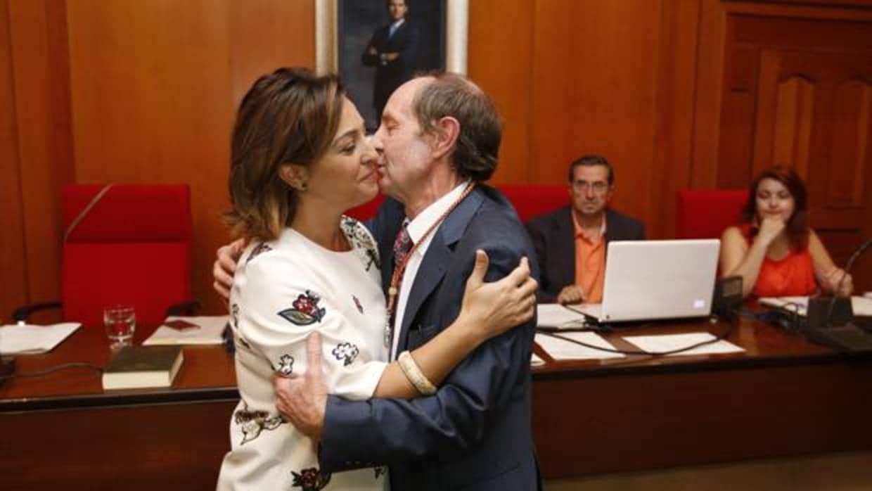 Isabel Ambrosio le da la bienvenida a Andrés Pino como concejal en el Pleno