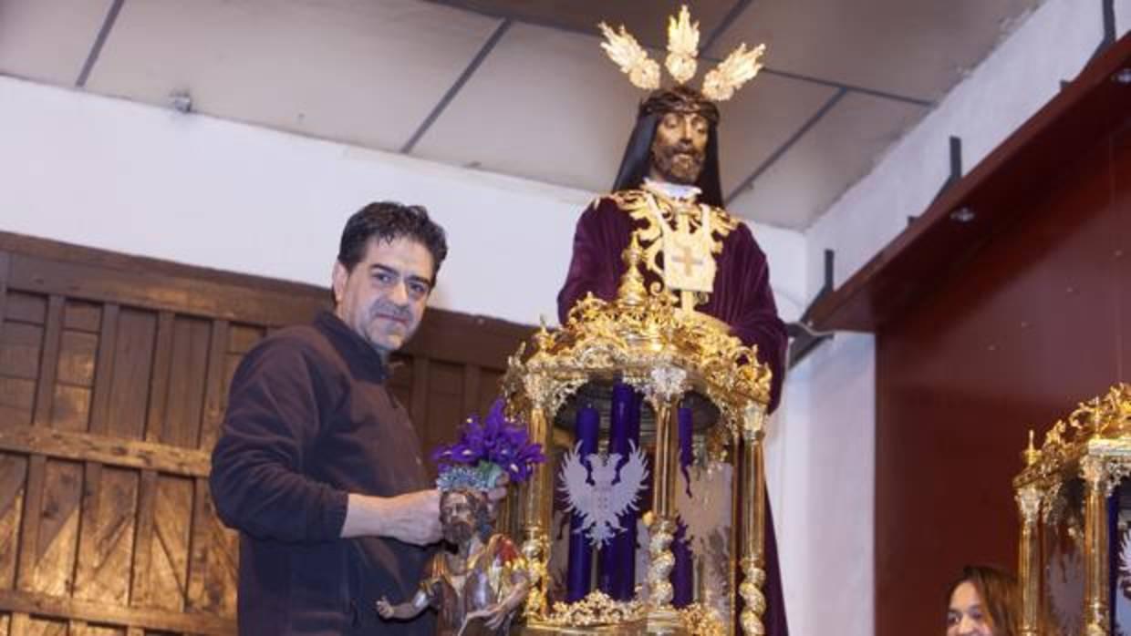 Manuel Roldán coloca las flores del paso de Jesús Rescatado