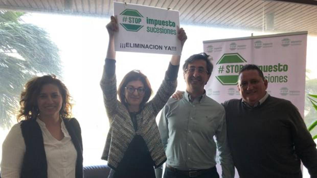 Maite Pagazaurtundúa, Manuel Vicente, Juan Carlos Valverde, entre otros, en su reunión en La Línea