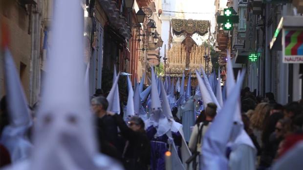 Fervor y solemnidad se fusionan en un Lunes Santo pleno en la Semana Santa de Cádiz 2018