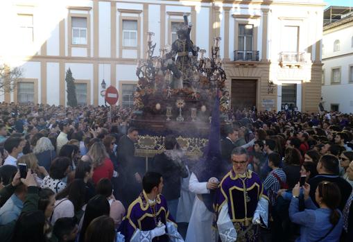 Nuestro Padre Jesús Nazareno, instantes después de dejar la Trinidad