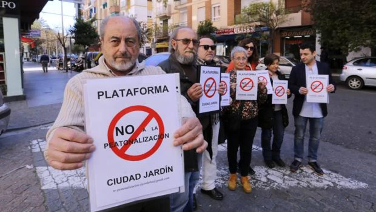 Los miembros de la plataforma «No a la Peatonalización» en Costa Sol