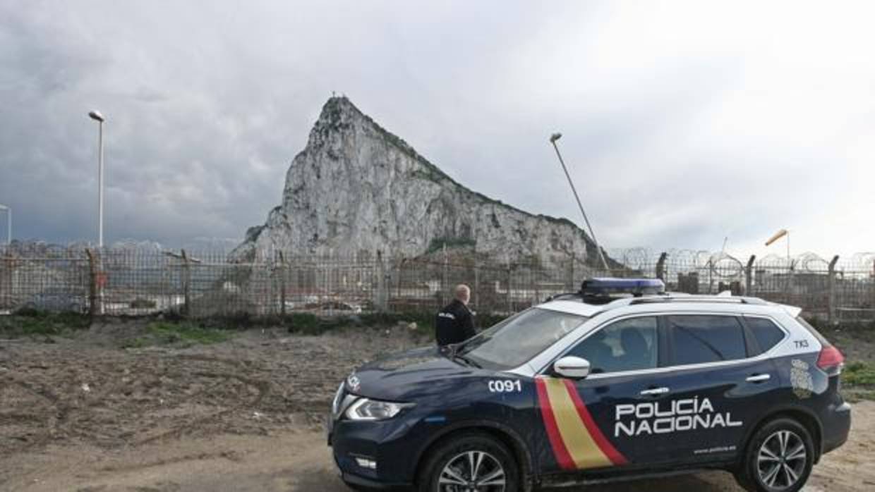 Una dotación del Cuerpo Nacional de Policía junto a la Verja que separa La Línea de Gibraltar.