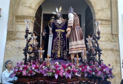 El Señor del Perdón, dejando atrás las puertas de la iglesia de San Roque