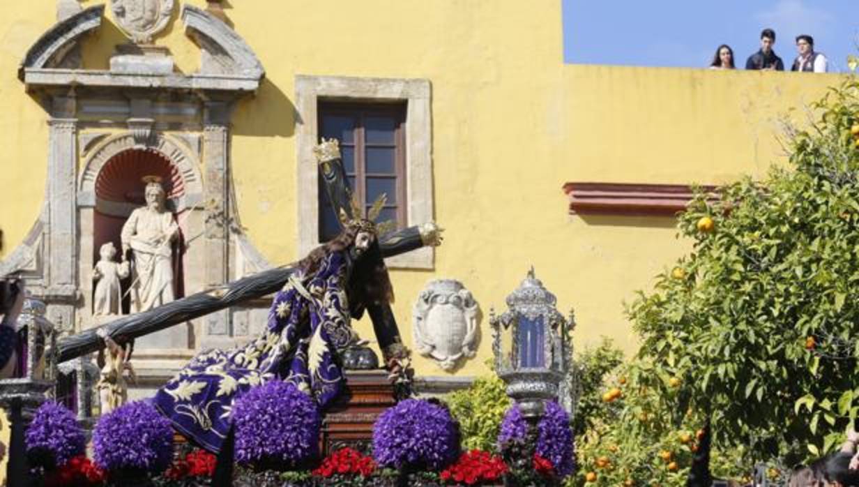 Unos jóvenes observan a Jesús Caído nada más ponerse en la calle