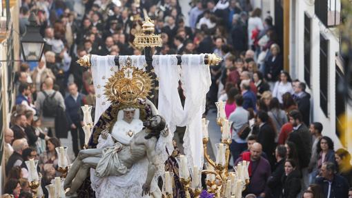 Las Angustias se abre camino entre la gente