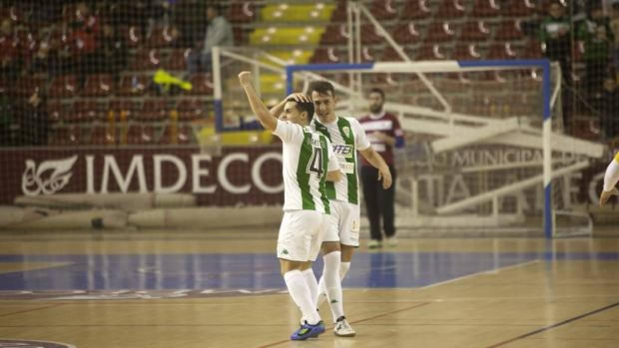 Pakito y Koseki celebran un gol del Itea