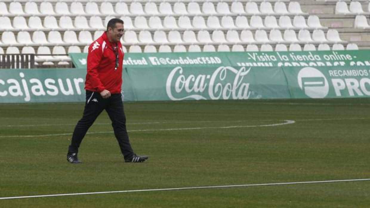 El entrenador del Córdoba CF, José Ramón Sandoval, sonríe mientras pasea por El Arcángel