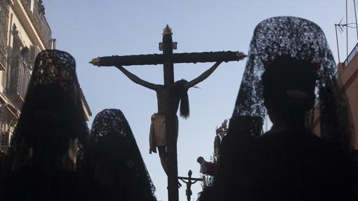 El Esparraguero, seguido por mujeres con mantilla