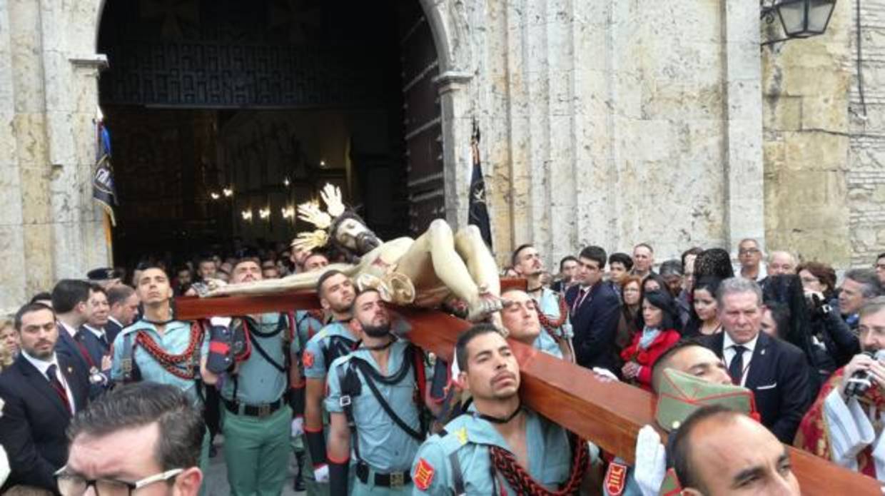 Los legionarios portando al Santísimo Cristo de la Caridad