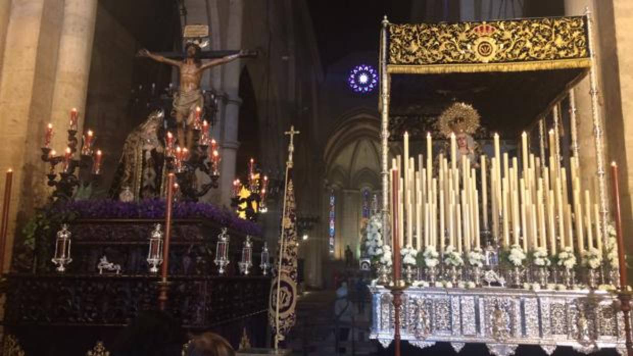 Los pasos del Cristo de la Expiración y la Virgen del Silencio, preparados para salir en el Viernes Santo de Córdoba