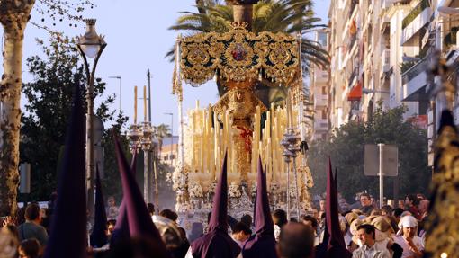 La Virgen de la Trinidad, en su nuevo paso de palio