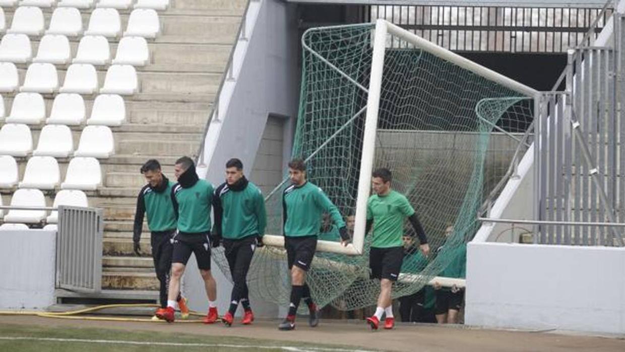 Los jugadores del Córdoba «cargan» con una portería