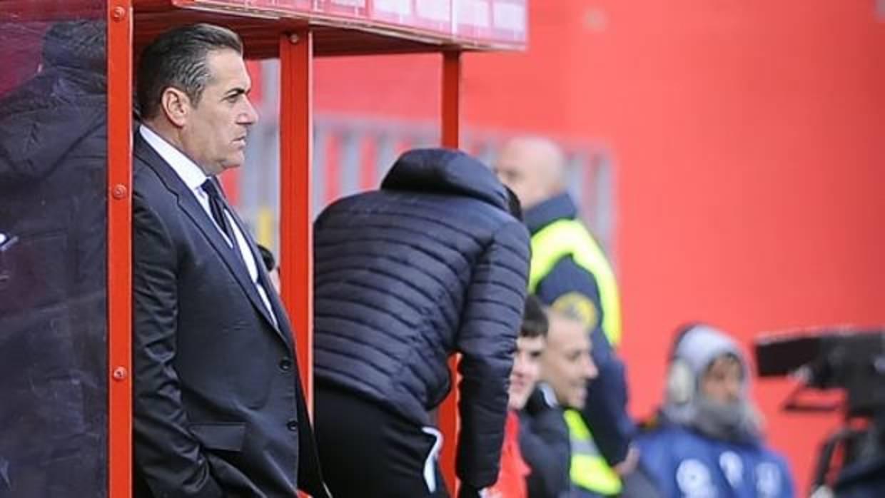 José Ramón Sandoval observa el partido entre el Numancia y el Córdoba CF