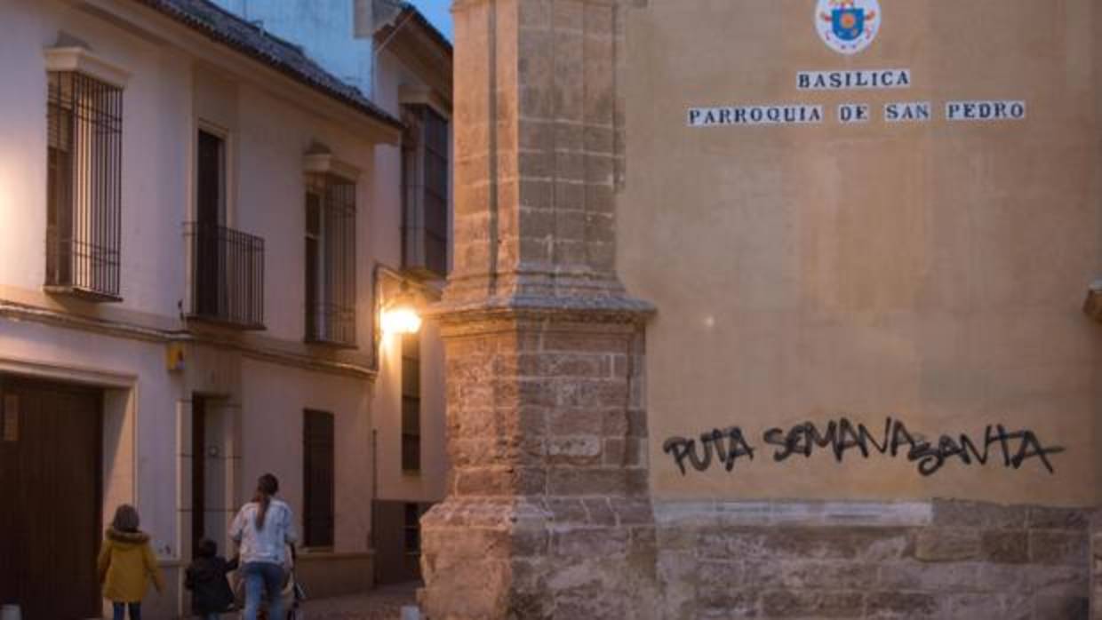 Pintada en la portada de la iglesia de San Pedro de Córdoba