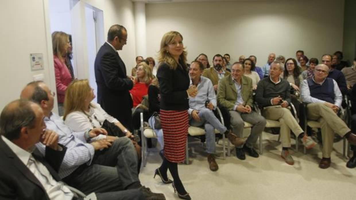 La consejera Marina Álvarez reunida con médicos del distrito Sanitario Córdoba Guadalquivir