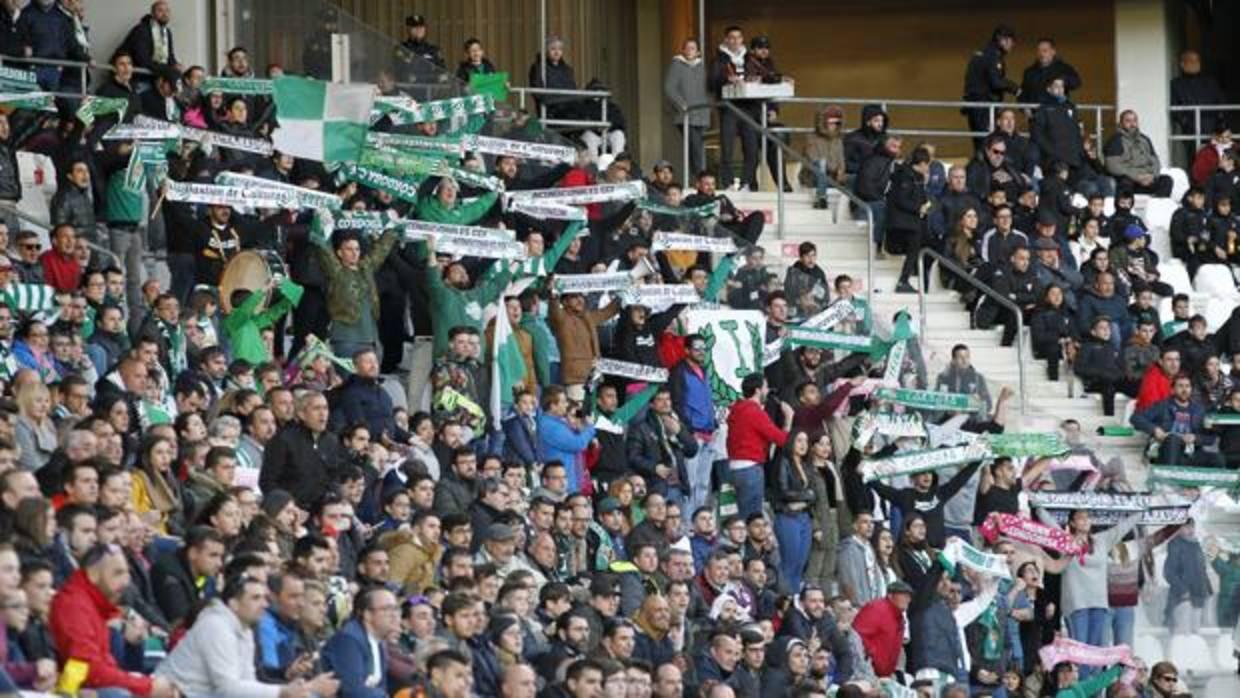 Aficionados en Fondo Norte animan al Córdoba CF durante un encuentro liguero